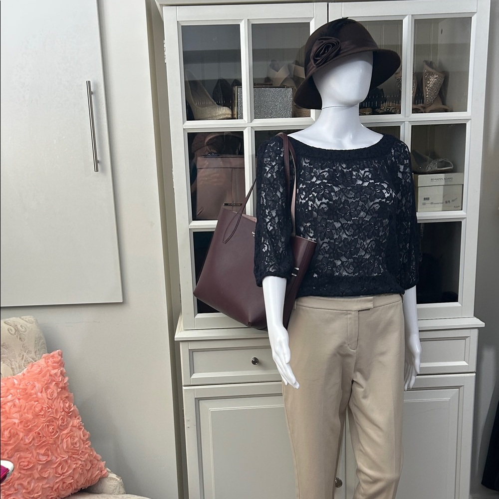 Beautiful, Chic Beige Cropped Pants in size 8
